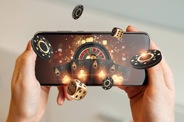 Seorang pemain aktif berinteraksi dengan dealer live casino sambil menggunakan fitur chat realtime
